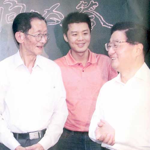 2005年9月9日中共中央政治局常委、國務院副總理黃菊接見公司負責人